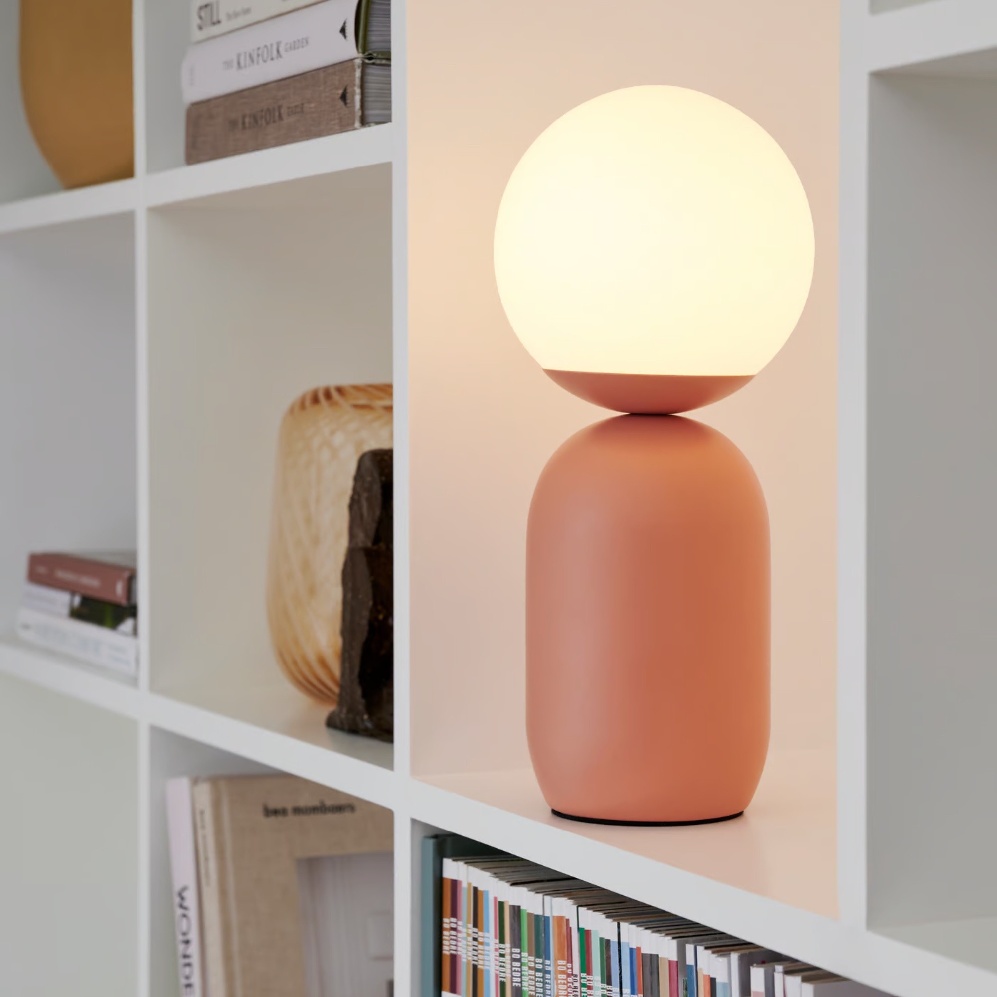 Lampa stołowa Notti metalowa ze szklanym kloszem, terakota