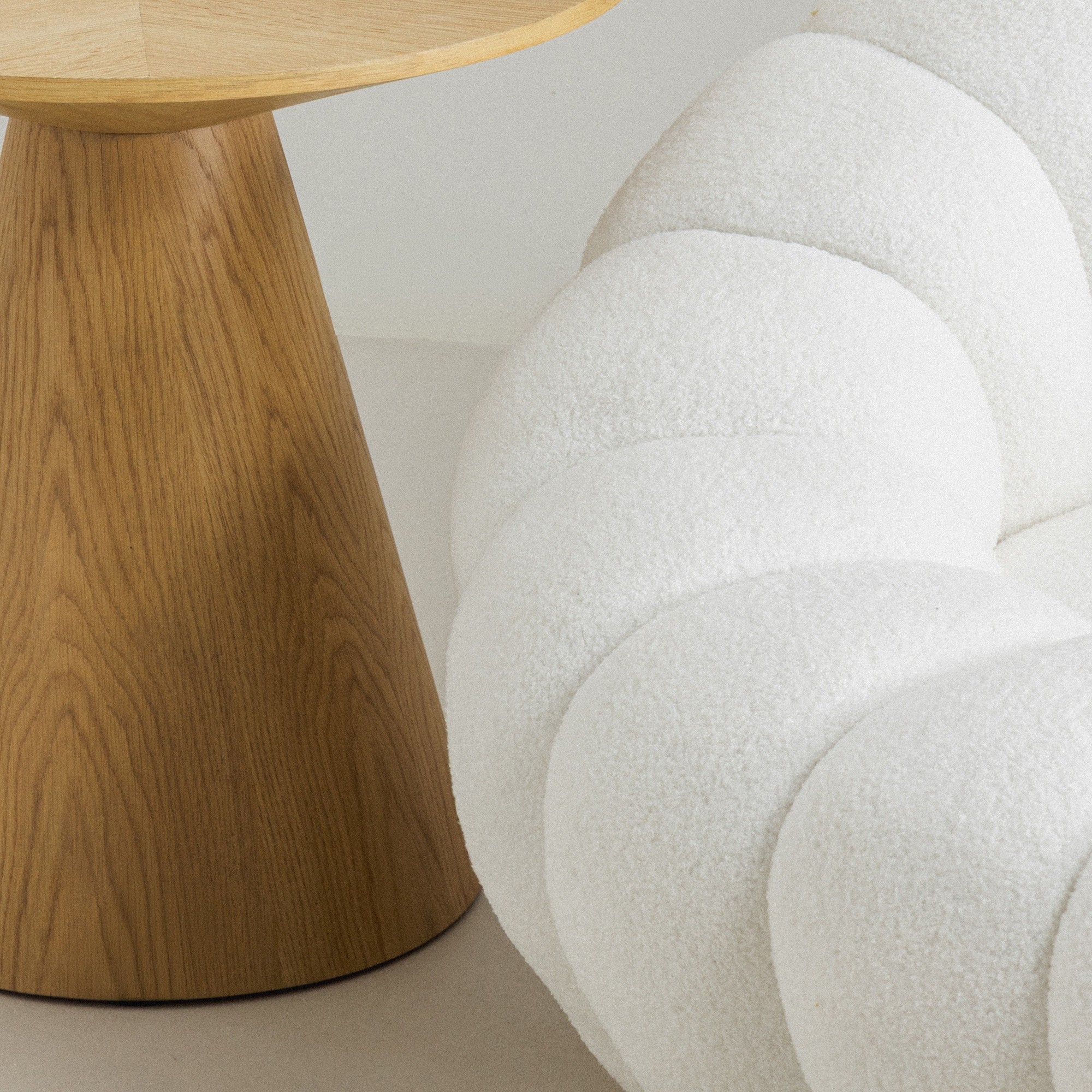 Sofa 2-osobowa Firenze biała, boucle, obłe kształty