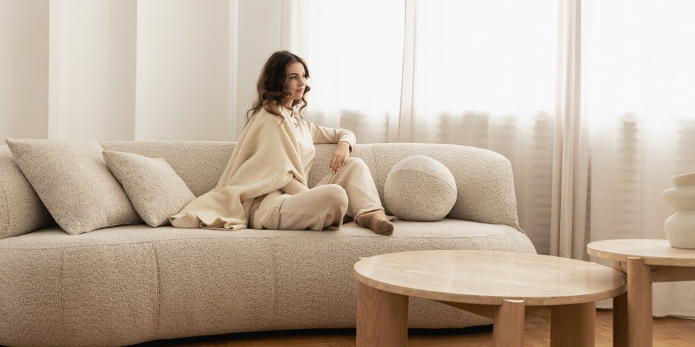 Sofa do salonu Elba beżowa, boucle, zaokrąglony kształt