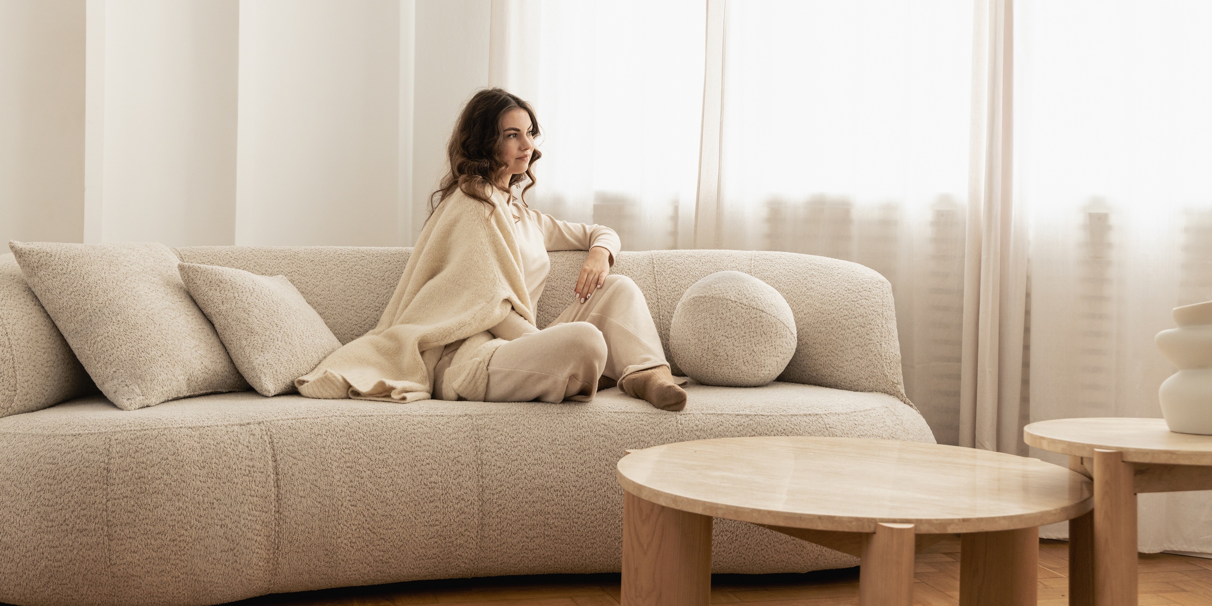 Sofa do salonu Elba beżowa, boucle, zaokrąglony kształt