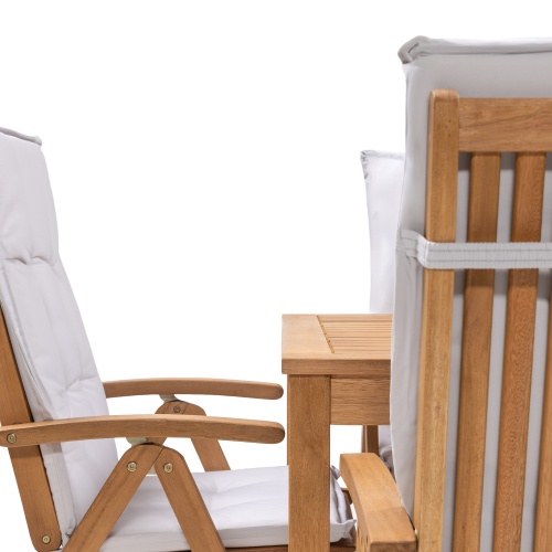 Zestaw ogrodowy Familis stół + 4 krzesła z regulowanymi oparciami i jasnoszarymi poduszkami, teak look, drewno eukaliptusowe