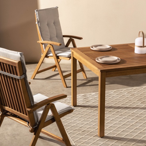 Zestaw ogrodowy Familis stół + 6 krzeseł z regulowanymi oparciami i jasnoszarymi poduszkami, teak look, drewno