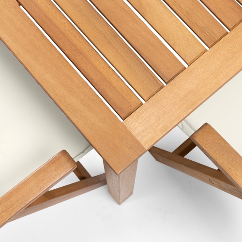 Zestaw ogrodowy Familis stół + 4 krzesła z regulowanymi oparciami i kremowymi poduszkami, teak look, drewno eukaliptusowe