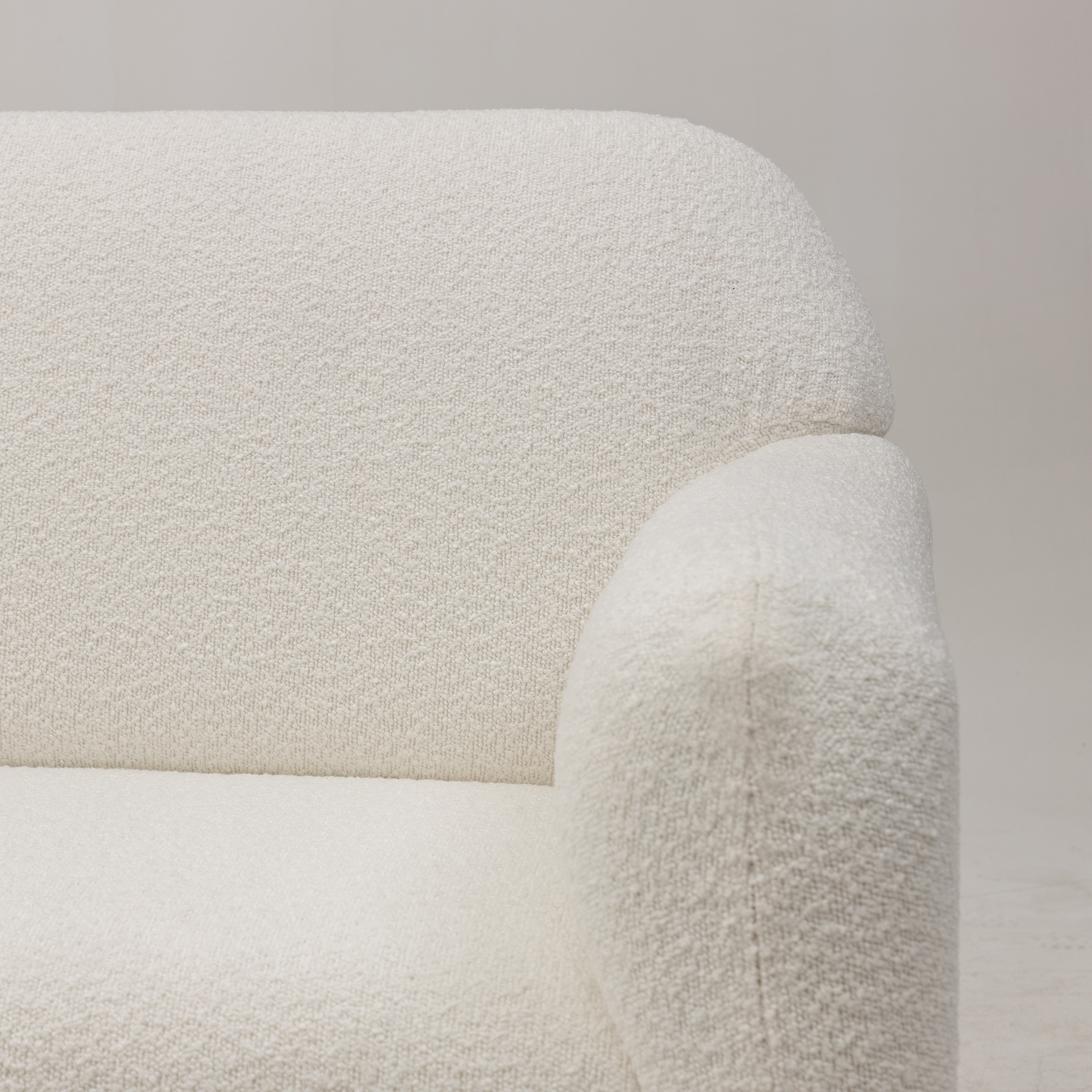 Sofa dwuosobowa Anderson biała, boucle, obłe kształty