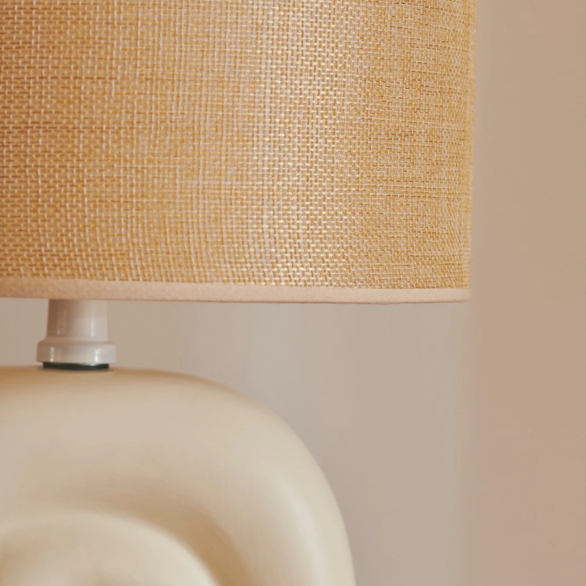 Lampa stołowa Haze, ceramiczna z lnianym abażurem, beżowa