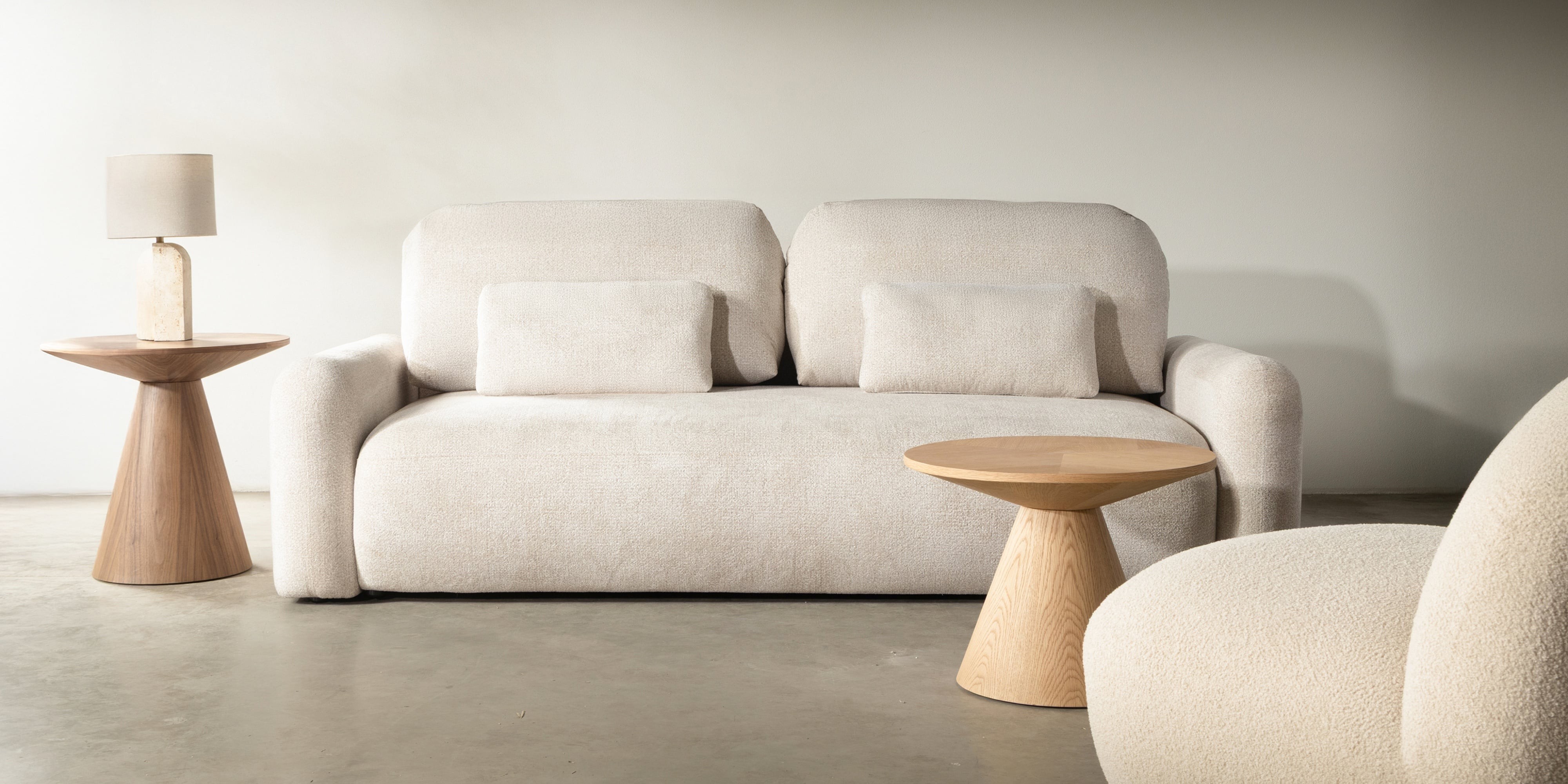 Sofa z funkcją spania i pojemnikiem Hoschi, jasnobeżowa, obłe kształty