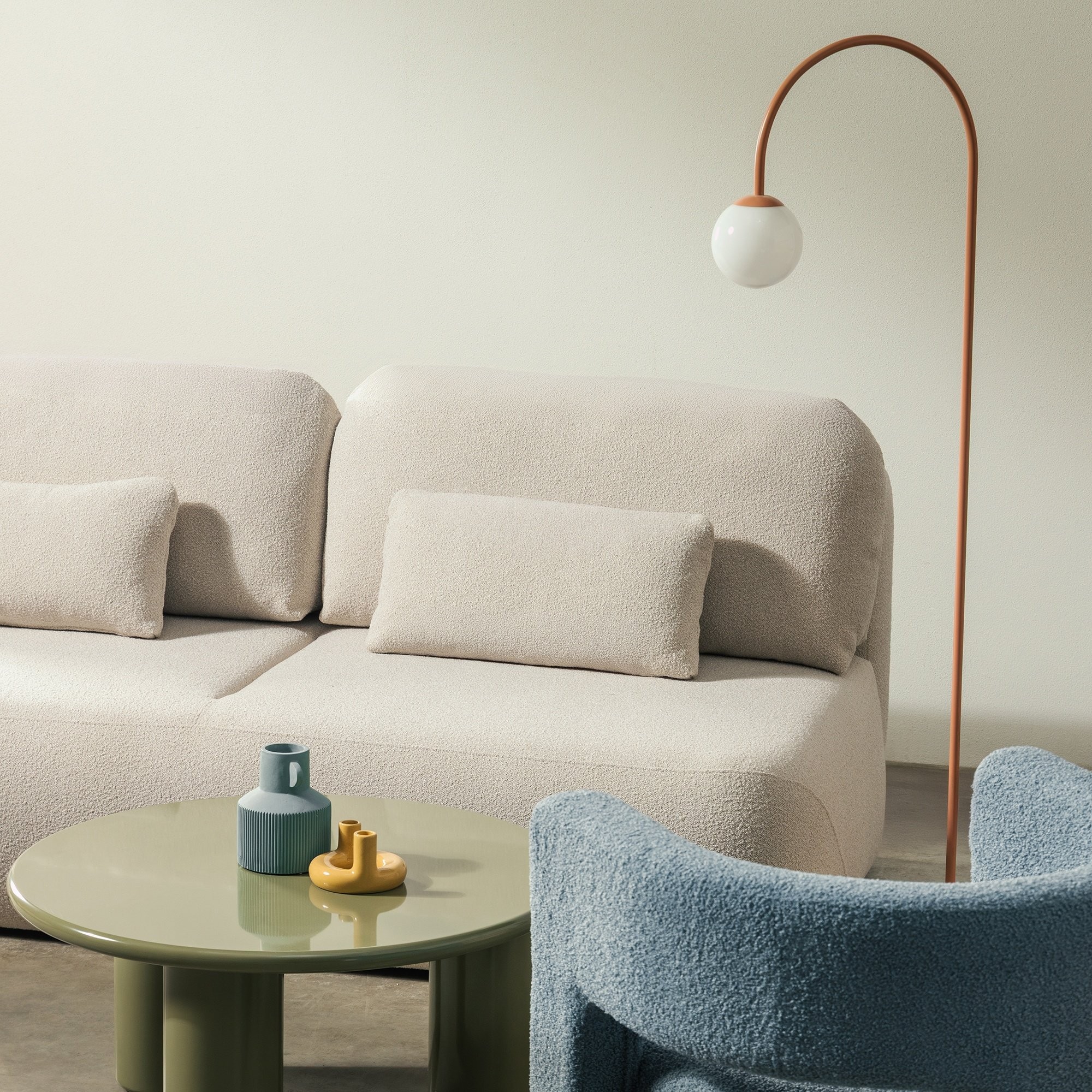 Sofa z funkcją spania i pojemnikiem Liva, jasnobeżowa, boucle, obłe kształty