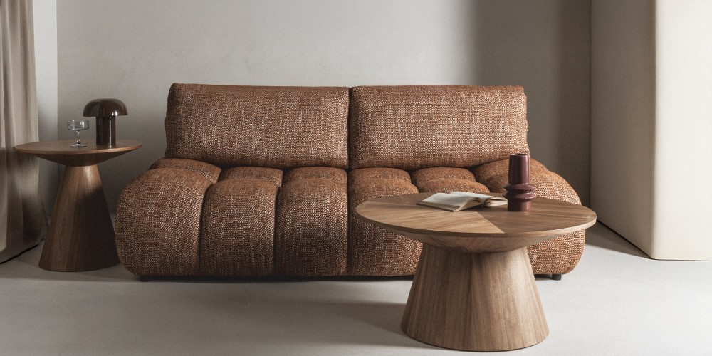Sofa z funkcją spania i pojemnikiem Fiera, cynamonowa, obłe kształty