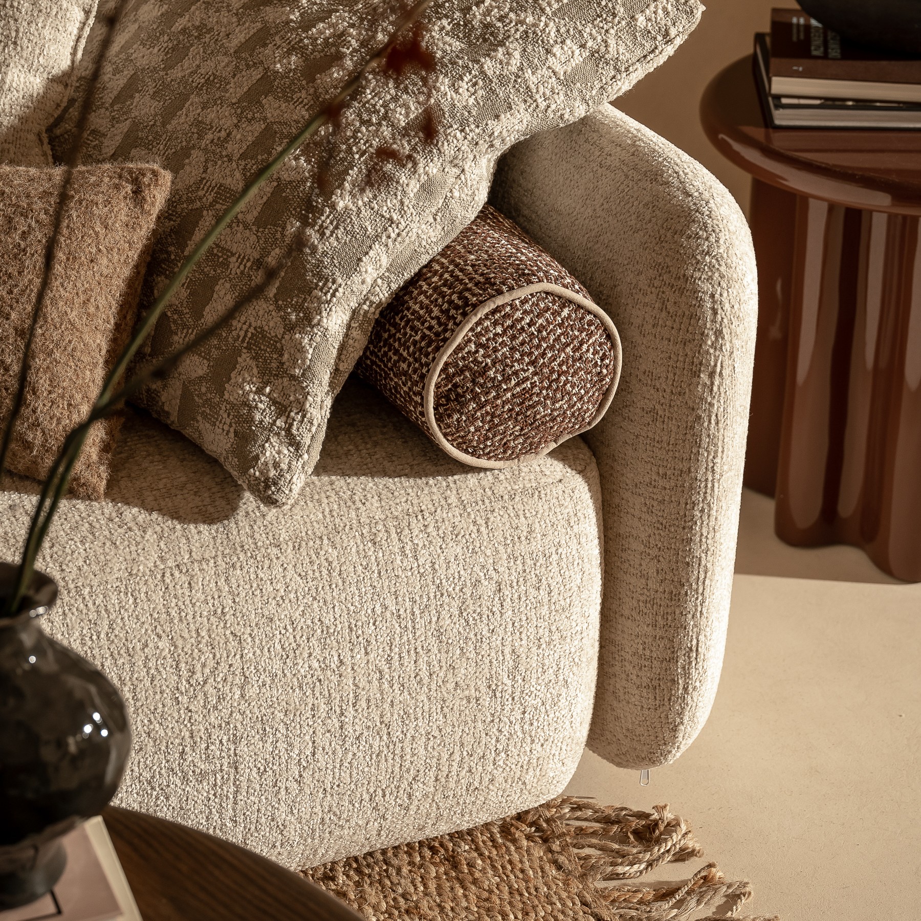 Sofa rozkładana Botse 2P z pojemnikiem, jasnobeżowa, obłe kształty