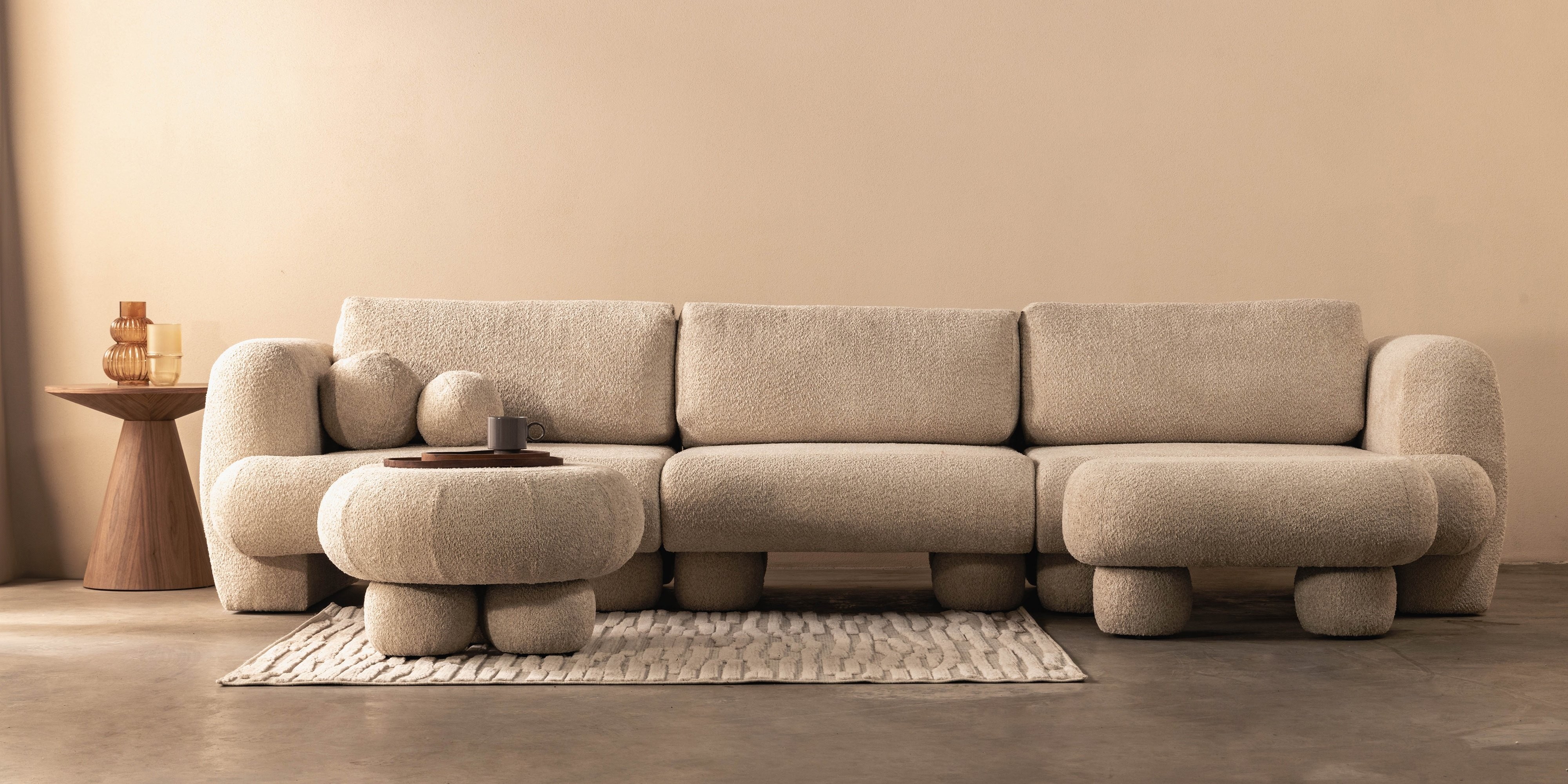 Sofa trzyosobowa Fragola modułowa, jasnobeżowa, boucle, obłe kształty