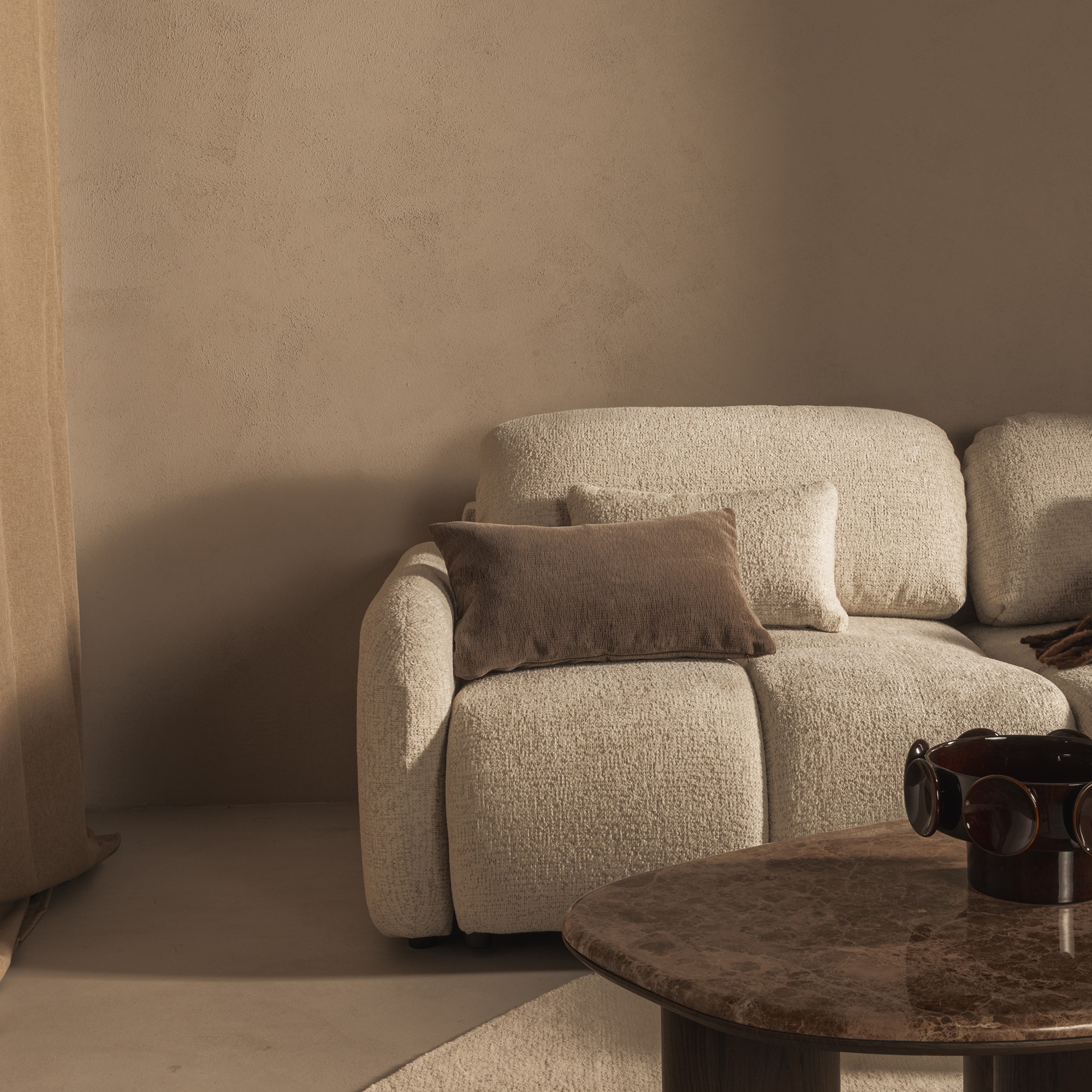 Sofa z funkcją spania i pojemnikiem Nuvola jasnobeżowa, obłe kształty