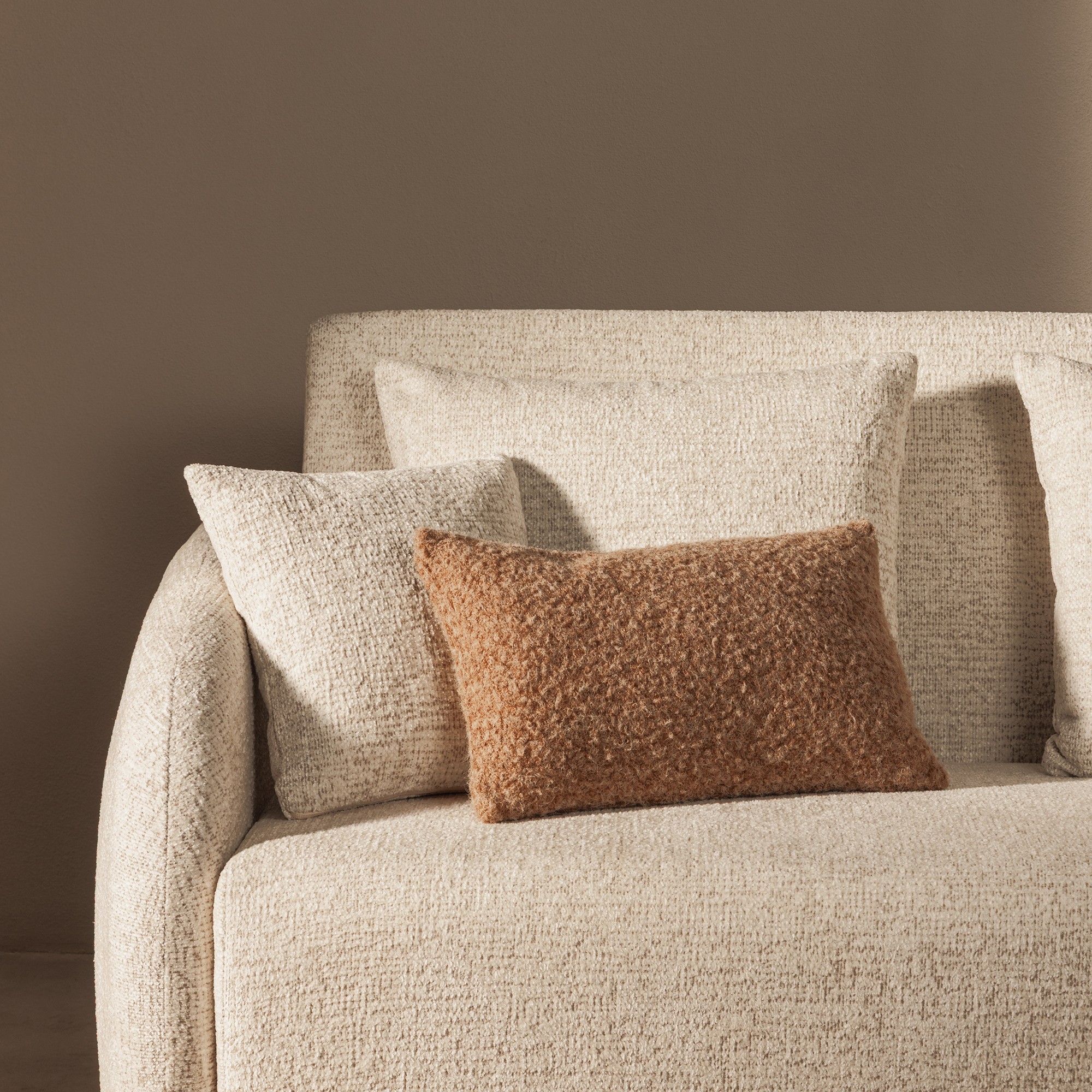 Sofa rozkładana Vesta z pojemnikiem, jasnobeżowa, obłe kształty