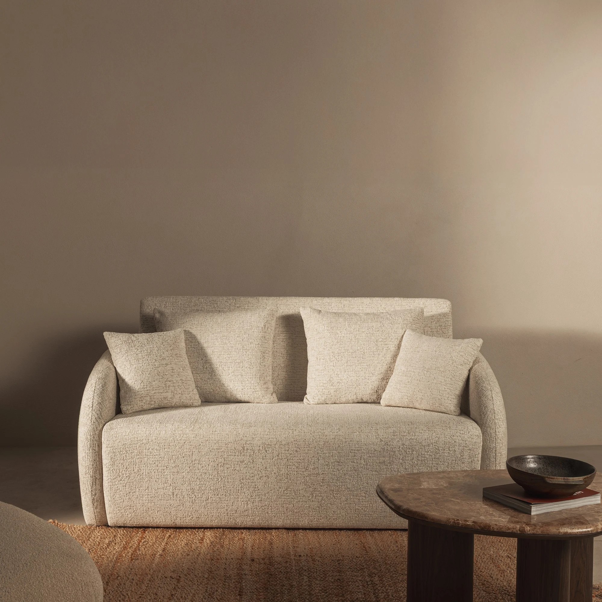 Sofa rozkładana Vesta z pojemnikiem, obłe kształty