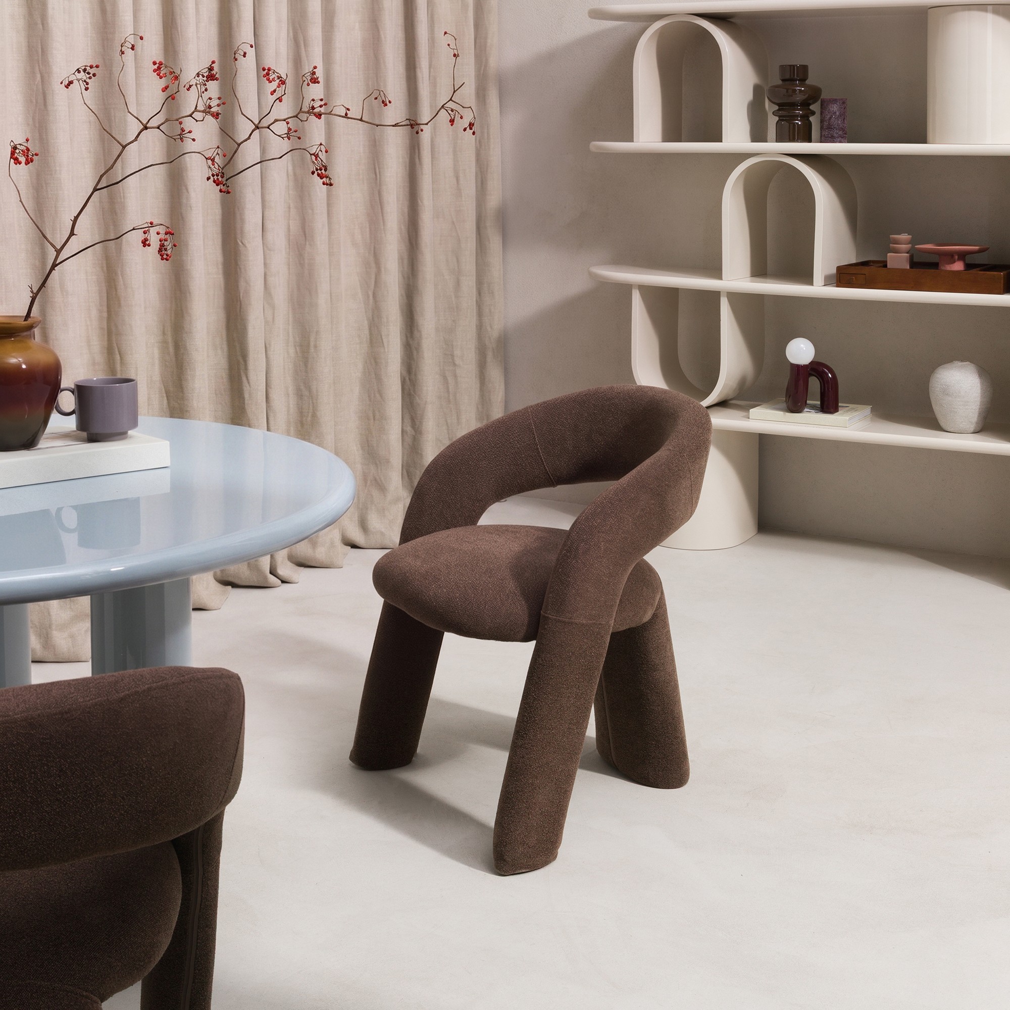 Fotel tapicerowany Elise – brązowa elegancja do salonu