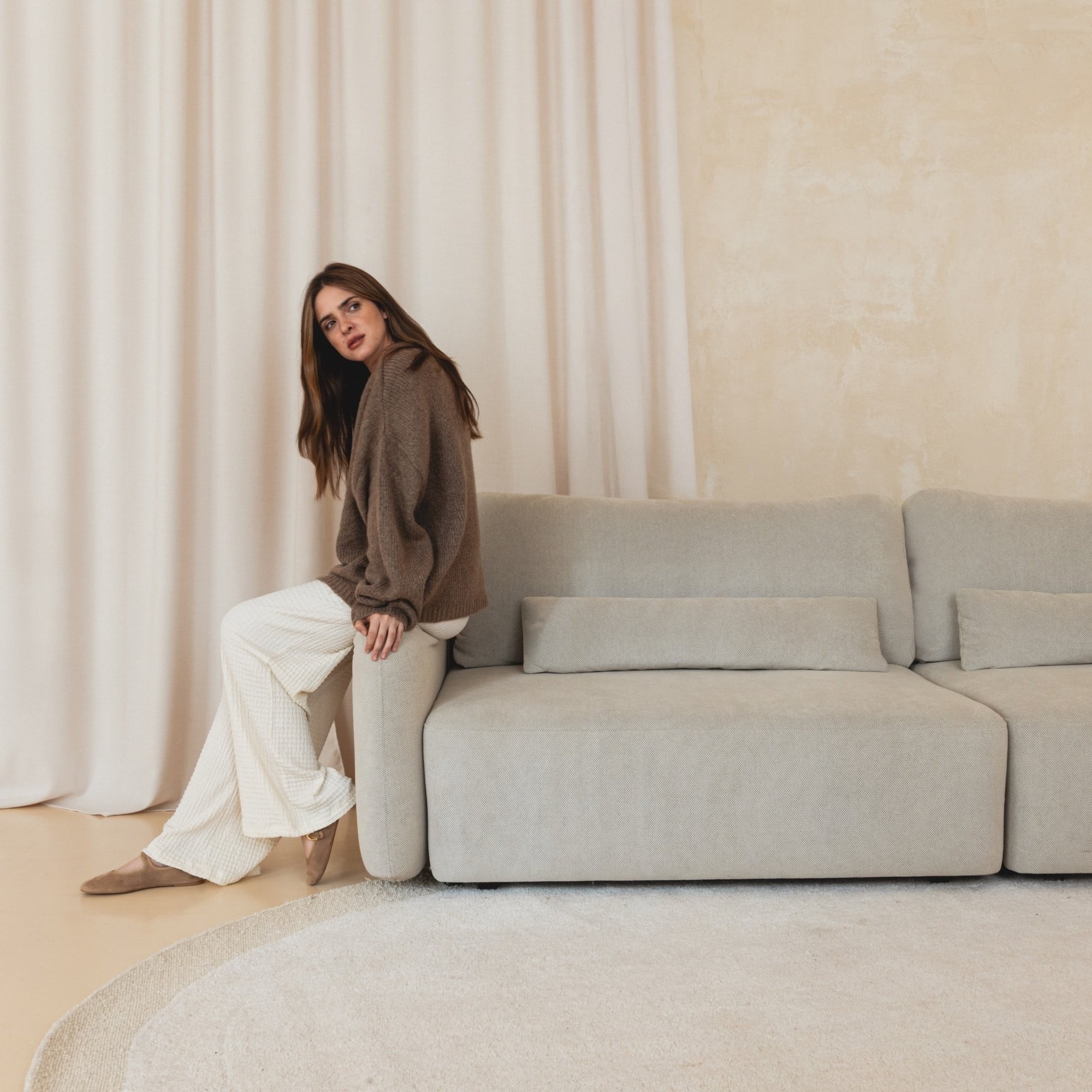 Sofa rozkładana Mossa Big z 2 pojemnikami, obłe kształty