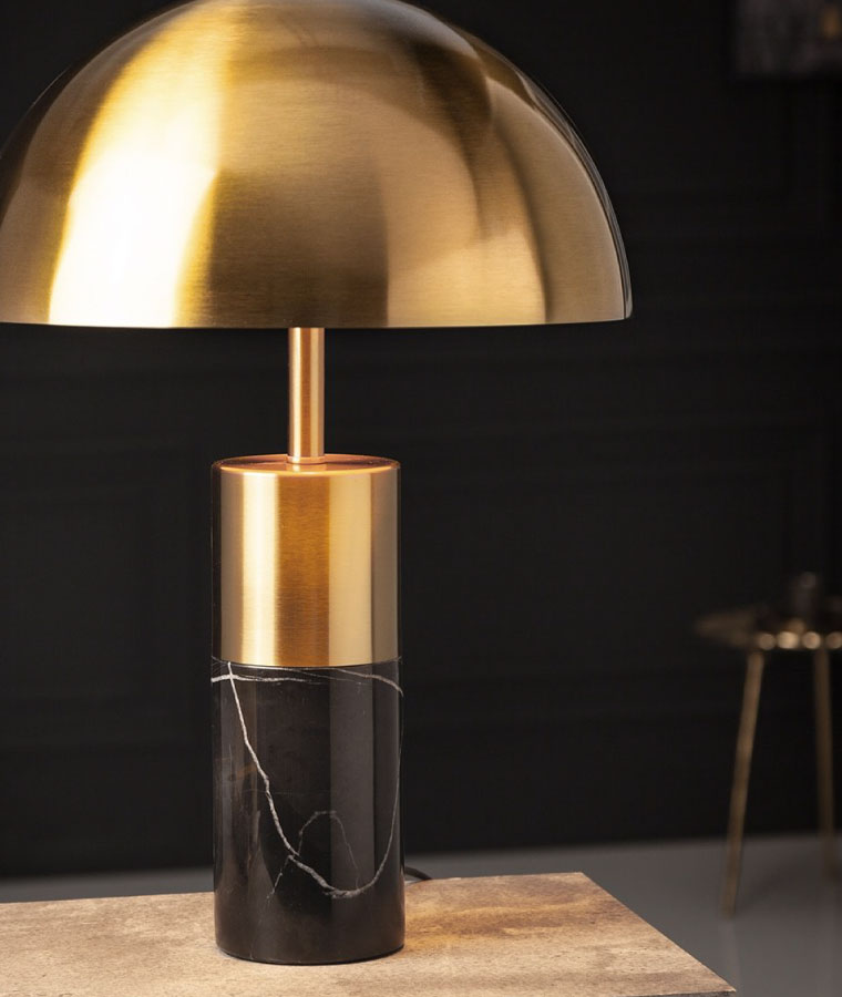 Lampa ze szczotkowanym, złotym kloszem w kształcie kopuły i z czarną, marmurowo-złotą podstawą