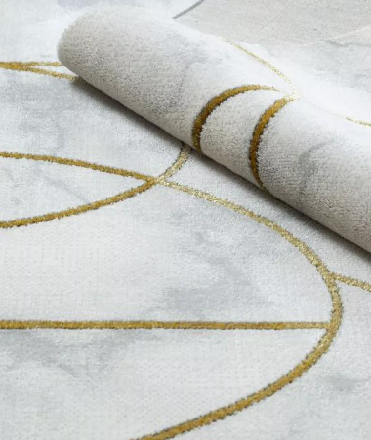 Szary dywan ze złotym wzorem imitującym marmur