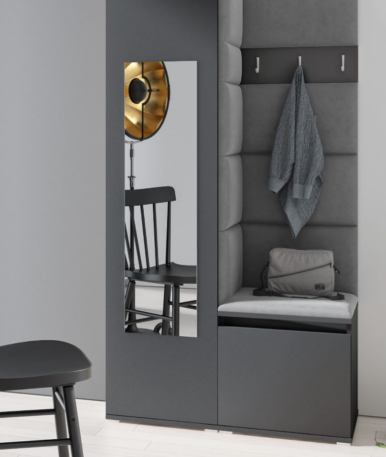 Szara garderoba z lustrem i tapicerowanym siedziskiem oraz oparciem. W lustrze odbija się czarne, drewniane krzesło.