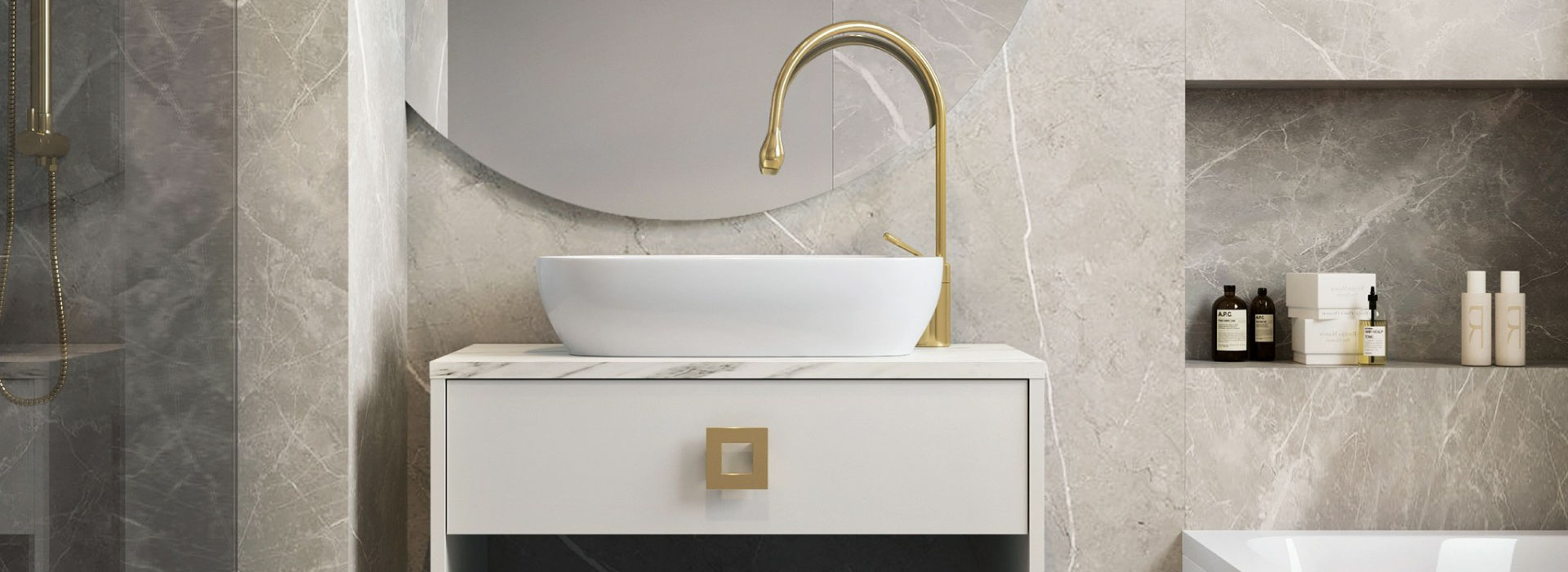 Zbliżenie na szafkę umywalkową z dekoracyjną półka i blatem w kolorze białego marmuru. Szafka posiada dekoracyjny, kwadratowy uchwyt w kolorze złotym, a na niej widoczna jest umywalka ze złotym kranem.