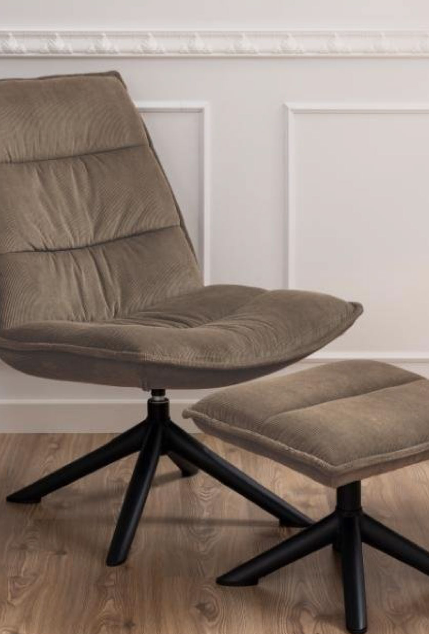 Zbliżenie na fotel wypoczynkowy z podnóżkiem, całość w kolorze ciemnobeżowym i na czarnej, metalowej konstrukcji.