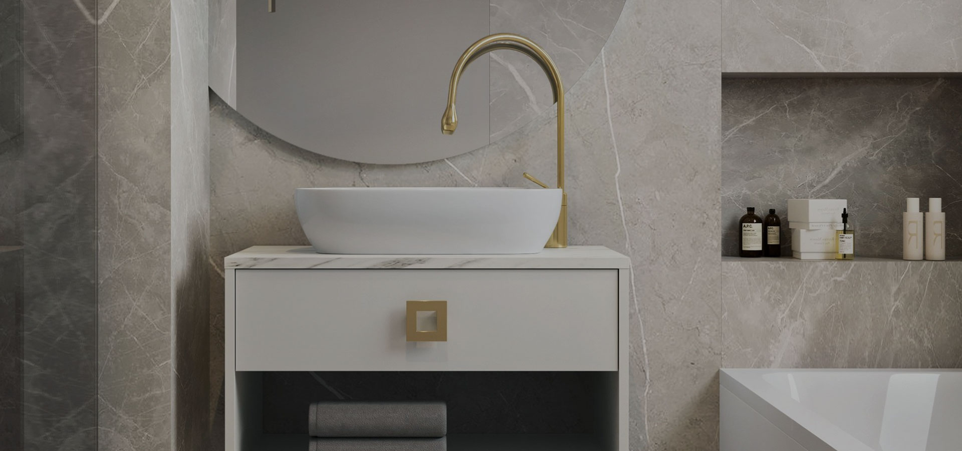 Beżowa, elegancka łazienka z płytkami ze wzorem marmuru i półokrągłym lustrem zawieszonym nad szafką pod umywalkę ze złotym uchwytem i otwartą półką na ręczniki.