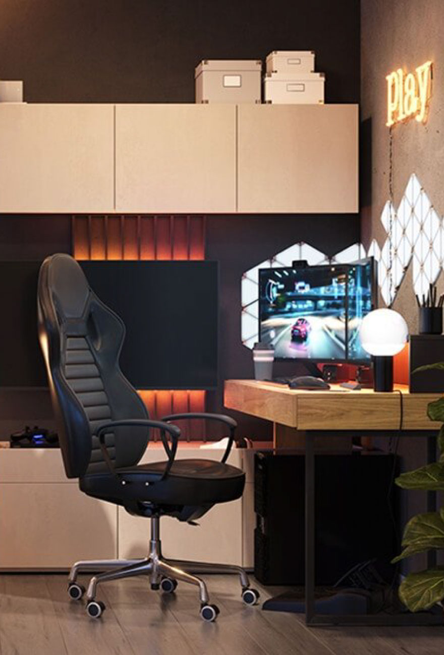 Wnętrze pokoju dla nastolatka, z dużym fotelem gamingowym, biurkiem w kolorze dębowym oraz włączonym komputerem z grą.