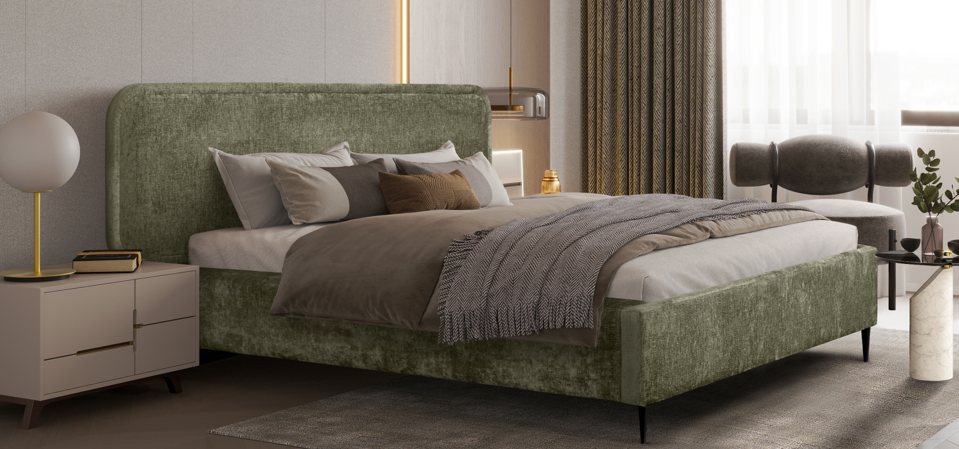 Zielone łóżko z tapicerowanej tkaniny, z beżową i jasną pościelą, w tle szafka nocna z lampką oraz zasłona w kolorze złoto-brązowym.