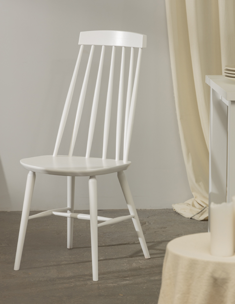 Białe drewniane krzesło w stylu patyczaka, z wysokim oparciem.