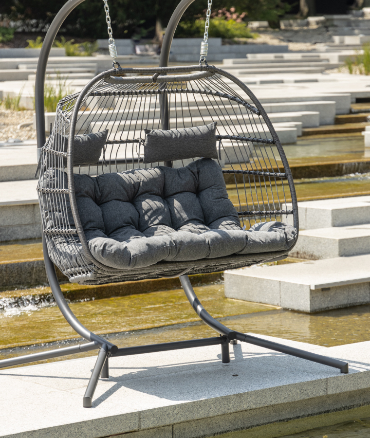 Podwójny, aluminiowo rattanowy fotel wiszący w kształcie kokonu w kolorze grafitowym.
