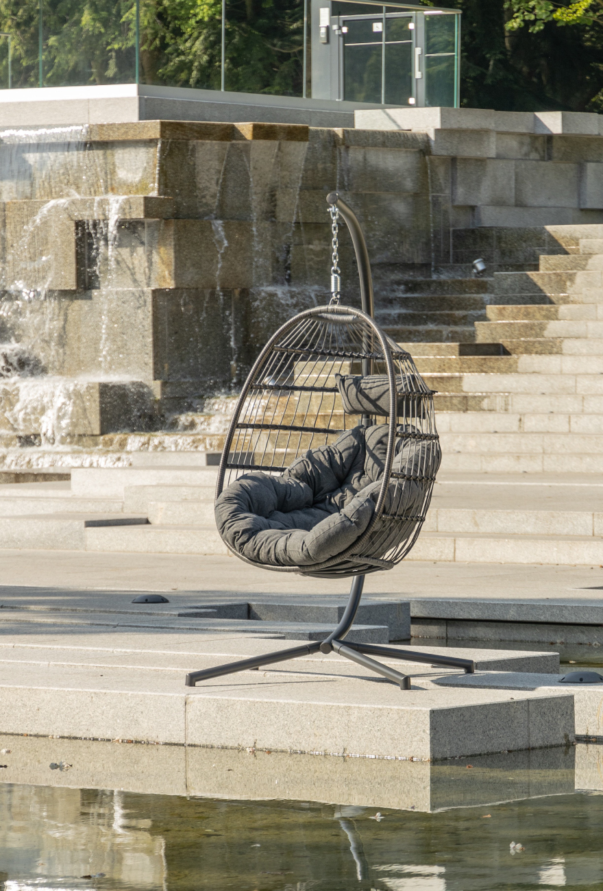 Aluminiowo rattanowy fotel wiszący w kształcie kokonu w kolorze grafitowym.
