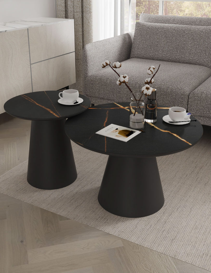 Czarny komplet stolików kawowych na stożkowych nogach i z czarnym blatem imitującym kamień.