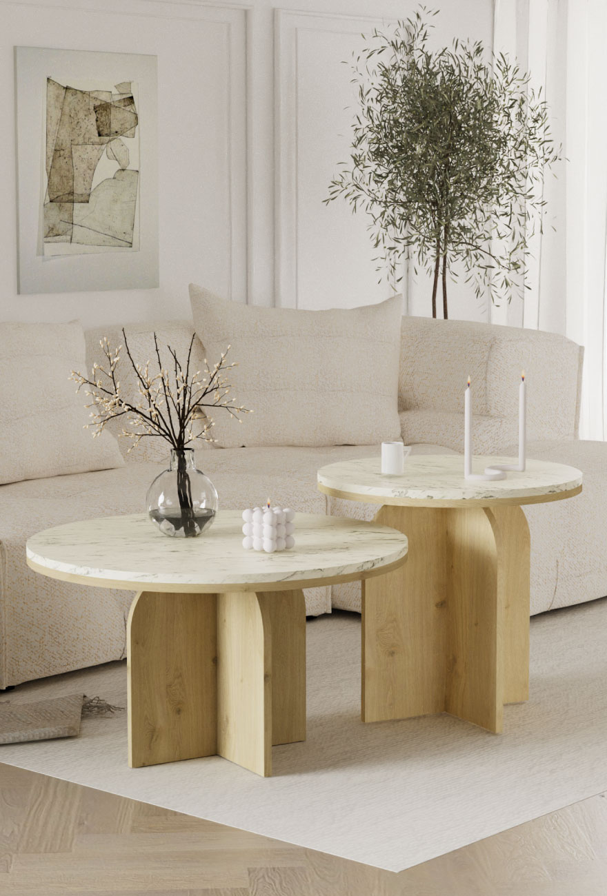 Zestaw dwóch stolików kawowych na drewnianych nóżkach i z dekorem w kolorze marmuru, w tle beżowa sofa.