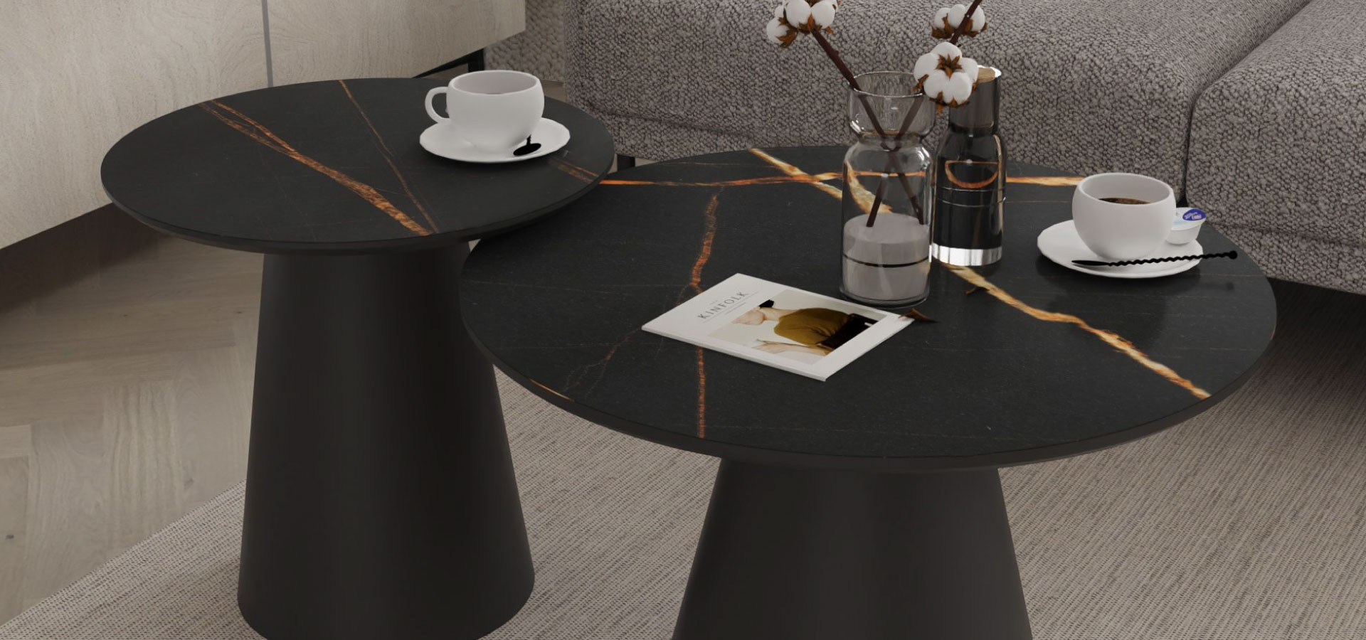 Czarny komplet stolików kawowych na stożkowych nogach i z czarnym blatem imitującym kamień.