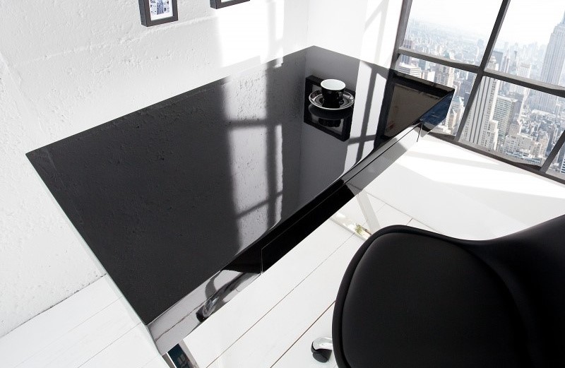 Czarne lakierowane biurko