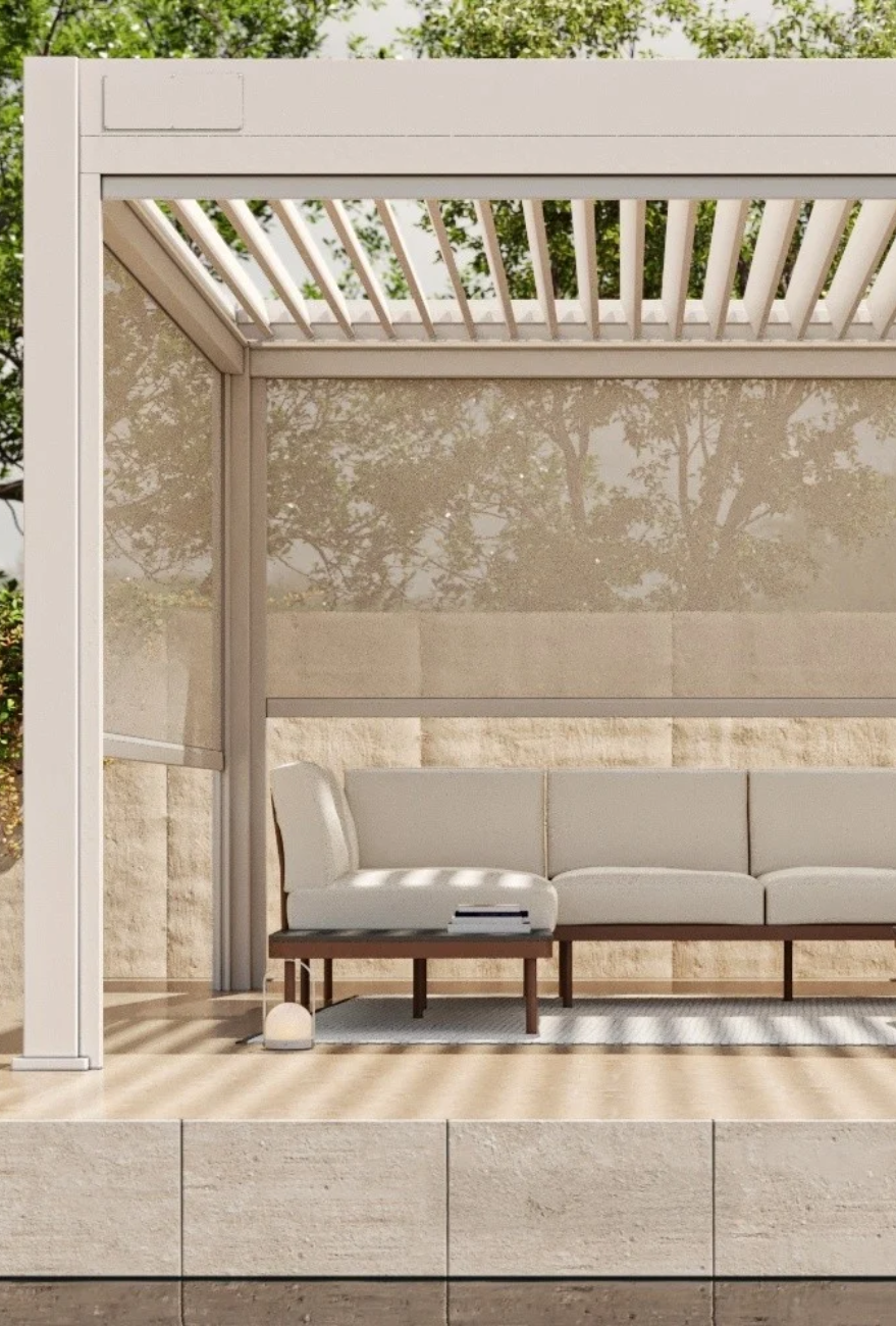 Nowoczesna pergola ogrodowa z regulowanym dachem lamelowym i pionowymi drewnianymi lamelami, z zestawem jadalnianym na tarasie.