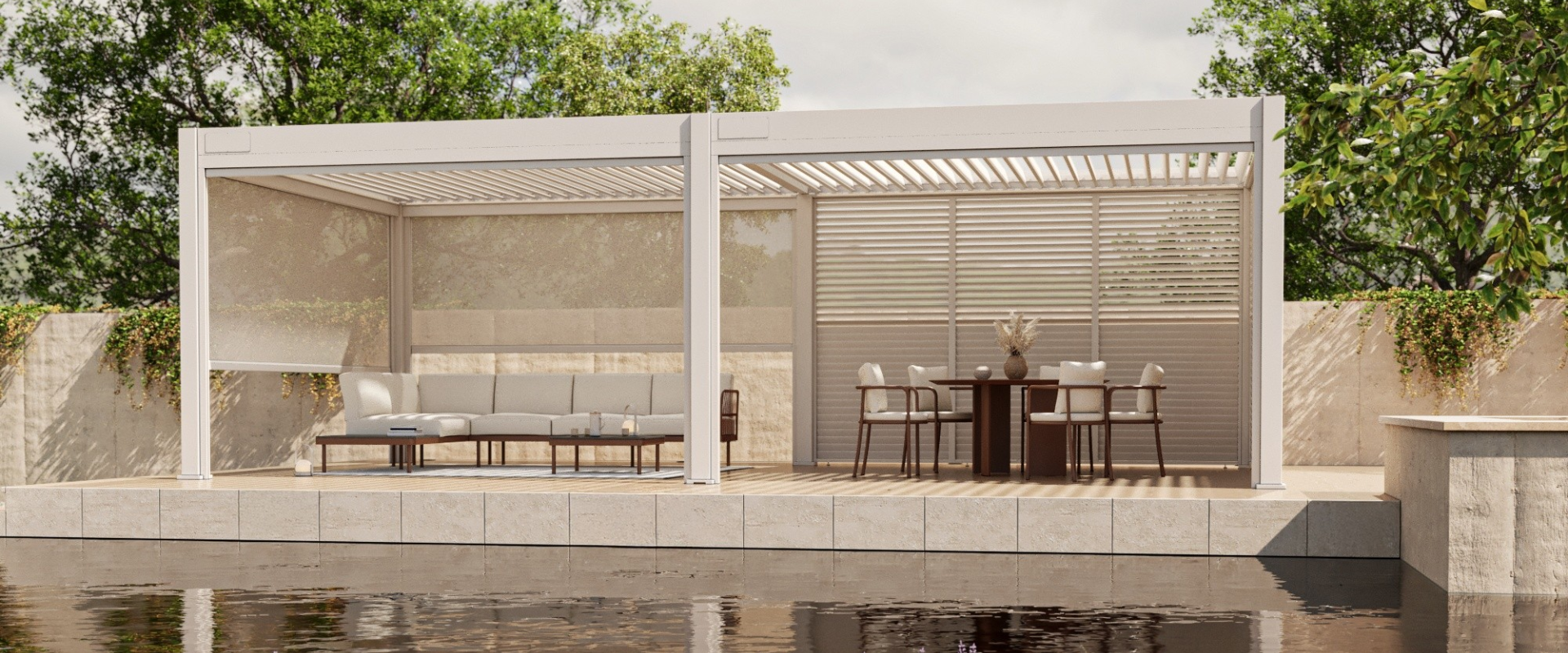 Nowoczesna biała pergola przy basenie z roletami screen i lamelami; pod zadaszeniem jasna sofa ogrodowa oraz stół jadalniany z krzesłami na drewnianym tarasie.