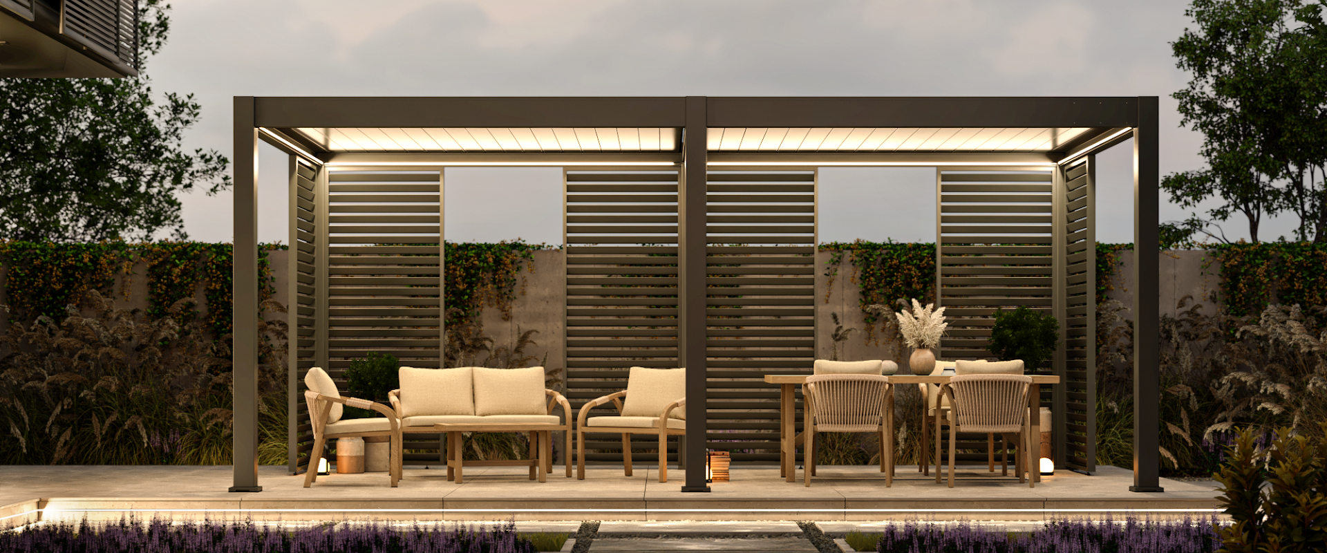 Nowoczesna pergola tarasowa z regulowanymi, lamelowymi panelami i oświetleniem LED; pod zadaszeniem strefa wypoczynkowa z jasnymi sofami oraz drewniany stół z krzesłami, w otoczeniu ogrodu o zmierzchu.